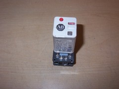 ALLEN BRADLEY 700-HA32Z24-1 RELAY 24VDC WITH 700-HN101 BASE