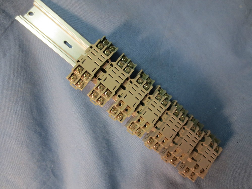 IDEC SH2B-05 RELAY SOCKET, 10A, 300V – 7 PIECES, MOUNTED ON RAIL – 26Y10