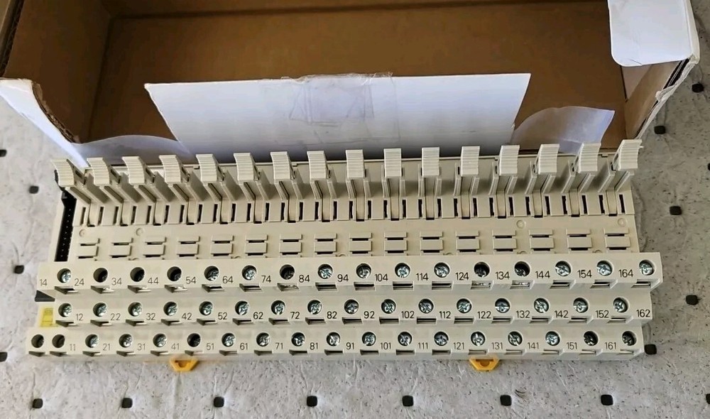 Omron Relay Terminal Socket Type G70A-Z0C16-4