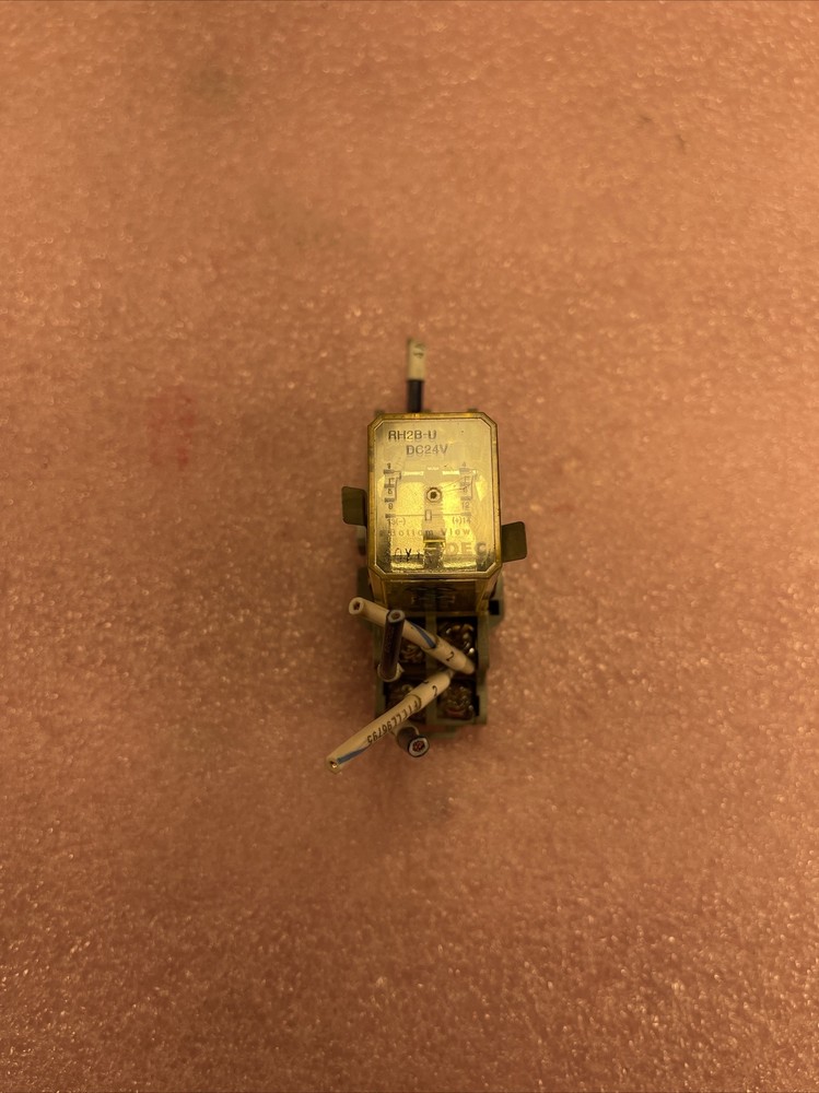 IDEC SH2B-05 RELAY BASE WITH RH2B-U DC24V RELAY