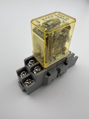 IDEC RH2B-UL RELAY With IDEC SH2B-05 Socket Base 10A 300V — NEW READ