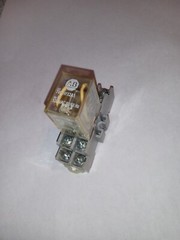 NEW GENUINE ALLEN-BRADLEY 700-HF32A1 SER. B RELAY WITH 700-HN116 SER B SOCKET