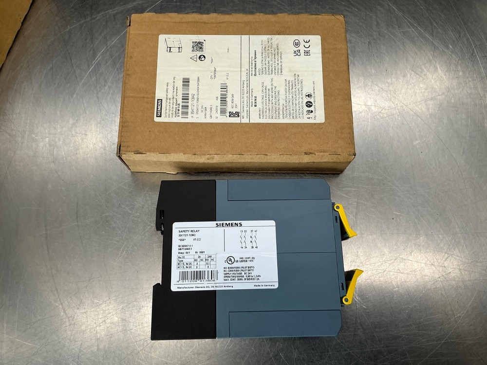 Siemens 3SK1121-1CB42 Safety Relay with Time Delay 0.5-30 s