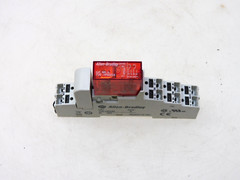 ALLEN BRADLEY RELAY 700-HPSXZ24 SER A W/ BASE 700-HN230 SER B