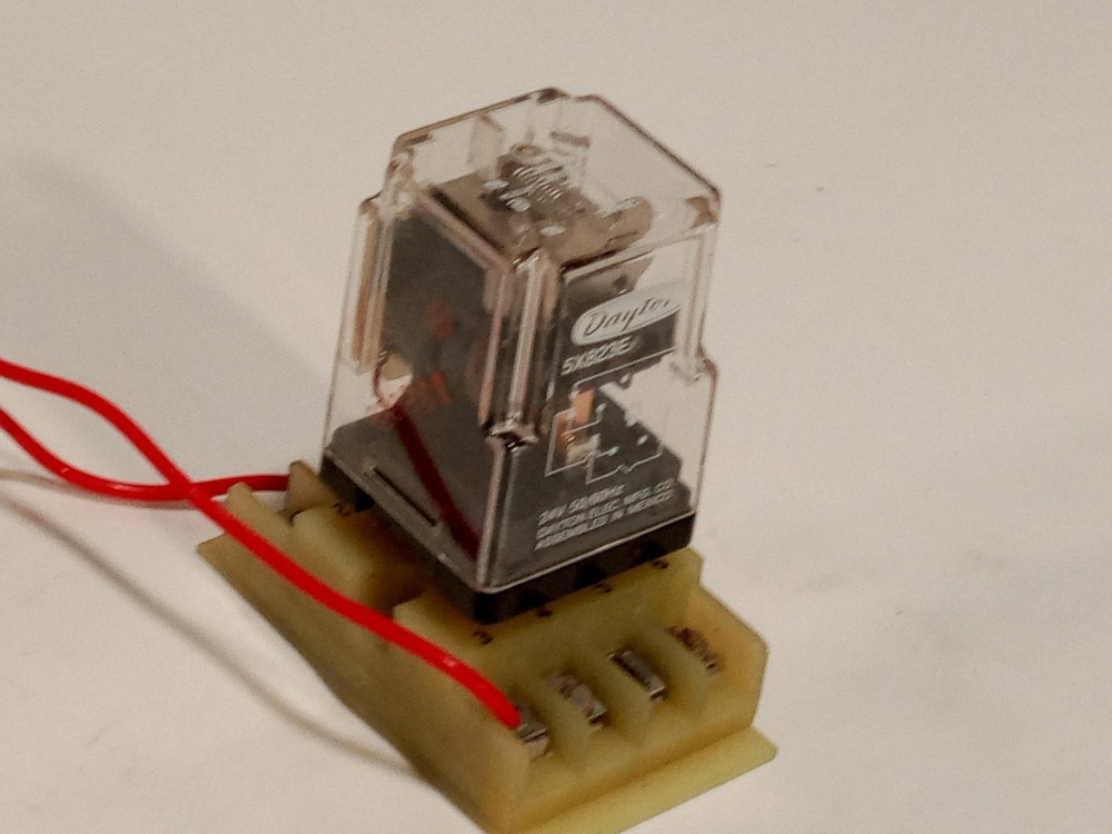 Dayton 5X823E General Purpose Relay 24V Coil 10A 250VAC With Socket Base