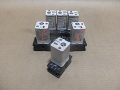 ALLEN BRADLEY 700-HA32Z24-1 RELAY 24VDC WITH 700-HN101 BASE