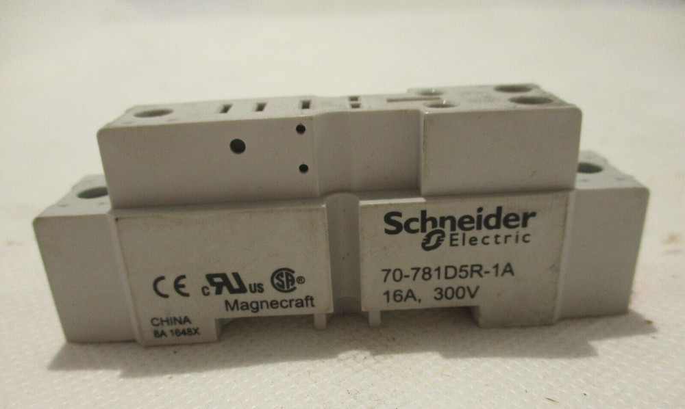 NEW SCHNEIDER ELECTRIC 70-781D5R-1A RELAY BASE SOCKET 16A 300V 5 PIN