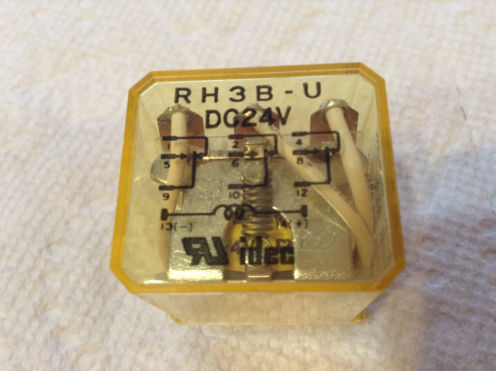 IDEC RH3B-U Relay 24VDC