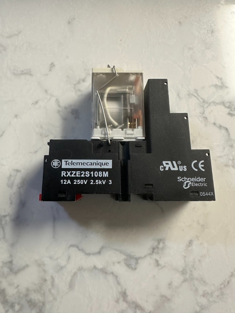 Schneider RXM2AB1BD Relay 24VDC w/ Telemecanique RXZE2S108M Base