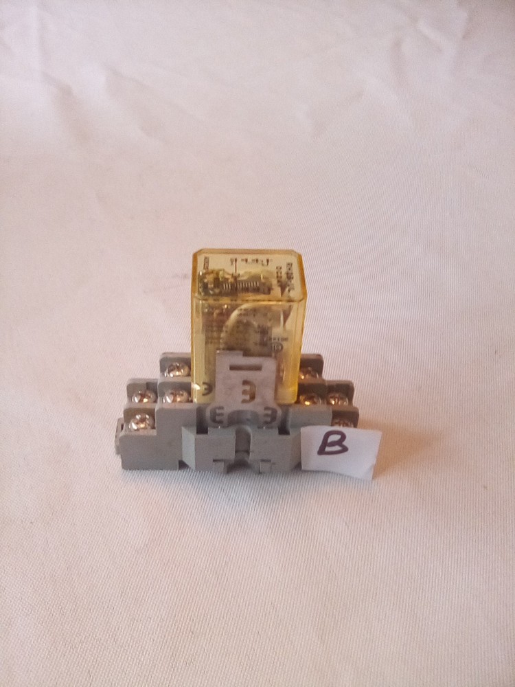 Idec RH2B-05 24V Relay W/ Idec SH2B-05 Socket Base 10A 300V