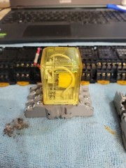 IDEC RR2BA-U RELAY 120VAC 50/60HZ 8-BLADES with base loc 00713